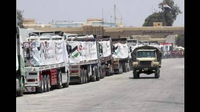 Camiones con ayuda humanitaria esperan para ingresar al cruce de Rafah entre Egipto y la Franja de Gaza, el miércoles 6 de agosto de 2025