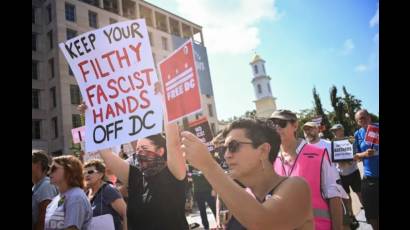 Residentes de Washington D.C. protestan contra el plan de Trump de controlar la capital estadounidense.