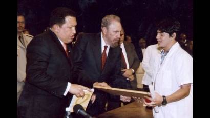 Fidel y Chávez durante la primera graduación de la ELAM
