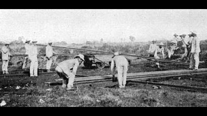 Un verdadero ejército de hombres de distintas procedencias levantó los fuertes y tendió la línea del ferrocarril de la trocha sobre pantanos y bosques cerrados por los mosquitos.