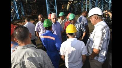 El mandatario cubano llamó a dar una atención priorizada a los trabajadores que participan en los mante- nimientos de la central termoeléctrica Ernesto Guevara de la Serna.