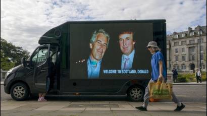 Trump y Epstein se exhiben en el lateral de una furgoneta en Aberdeen, Escocia, el 28 de julio de 2025.