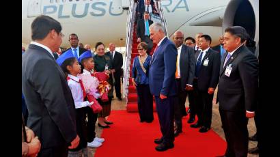 El jefe de Estado cubano fue recibido por autoridades del país y estudiantes que lo esperaban en la terminal aérea