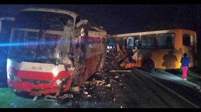 Accidente de tránsito involucra a ómnibus y un carretón en la Carretera Central