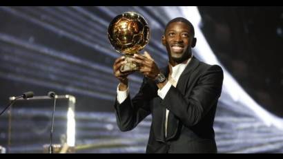 Ousmane Dembele con el balon de oro 2025