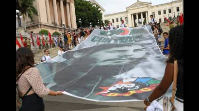 Con inmensa alegría y fervor patriótico, la generación del centenario de Fidel ascendió la histórica Escalinata