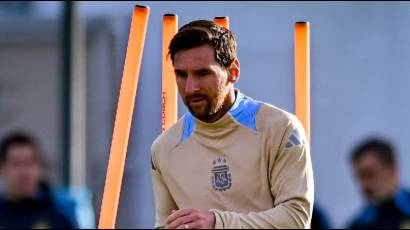 Lionel Messi en los entrenamientos previos al partido de este jueves contra Venezuela, su último por eliminatorias mundialistas en suelo argentino.