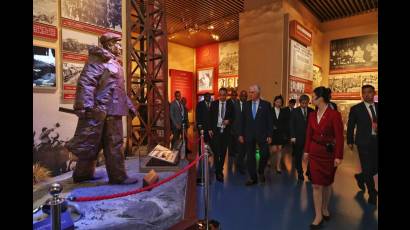 Presidente de Cuba destaca al socialismo como base de logros de China