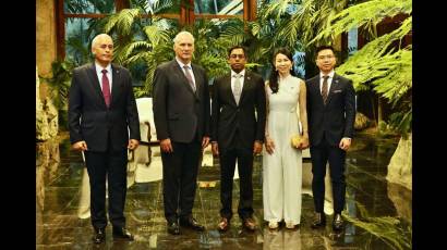 Presidente de Cuba recibe cartas credenciales de nuevos embajadores