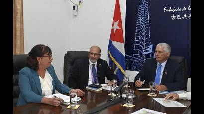 Presidente de Cuba intercambia con colaboradores de la salud en China