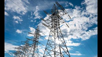 Laboran en restablecimiento de servicio eléctrico en oriente de Cuba