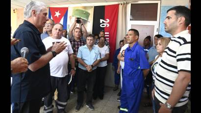 En la CTE Antonio Guiteras, el presidente  cubano dialogó con sus trabajadores.