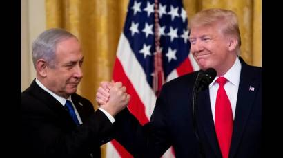 Donald Trump estrecha la mano de Benjamín Netanyahu.