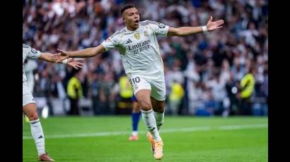 Kylian Mbappe celebra su gol contra el Barcelona en el clásico de la jornada 10 de la Liga Española de Fútbol.