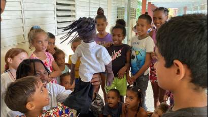 Jóvenes creadores de la AHS se han sumado a las brigadas que llevan su arte a los centros de evacuación en las provincias orientales.
