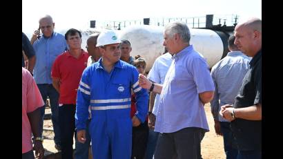 Con el director del centro colector Pina, Liusvany García, el mandatario conoció sobre el proceso productivo, las condiciones de trabajo y las limitaciones materiales que enfrentan.