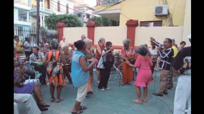 Los humildes comensales de El Rampeño olvidaron los achaques en los festejos por el Día Internacional del Adulto Mayor