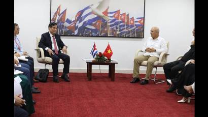 Encuentro de Roberto Morales Ojeda con delegación del Partido Comunista de Vietnam