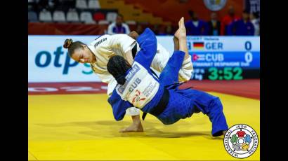La judoca cubana Dali Sentmanat (de azul) en uno de sus combates