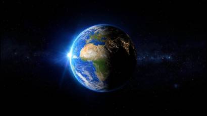 La Tierra refleja menos luz