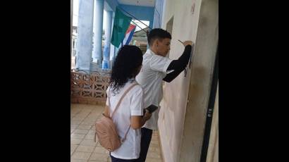 Frente a la compleja situación epidemiológica que presenta Matanzas, cerca de 2 500 estudiantes de la Universidad de Ciencias Médicas de Matanzas (UCMM) desarrollan actualmente acciones vinculadas con la lucha contra las arbovirosis, dentro de un territorio que mantiene altos índices de enfermos por chikungunya y dengue. Según destaca la Agencia Cubana de Noticias, la presidenta de la Federación Estudiantil Universitaria en esa la institución, Sunay de la Caridad Pérez Borroto, explicó recientemente que las principales acciones del alumnado están relacionadas con las labores de pesquisa y el focal de carácter no técnico, las cuales se concentran en áreas identificadas de riesgo, aunque abarcan zonas de los 13 municipios del occidental territorio. Entre los procedimientos habituales destaca la identificación de pacientes con síntomas o signos subjetivos de arbovirosis para, posteriormente, informar al equipo básico de salud, además de la detección y eliminación de posibles riesgos ambientales y criaderos de mosquitos dentro de las viviendas, argumentó la líder estudiantil universitaria. Señaló Pérez Borroto que las acciones se ejecutan en coordinación con el Hospital Pediátrico Eliseo Noel Caamaño y con apoyo de profesionales de la dirección provincial de Salud y el Ministerio de Salud Pública, enfrascados en ofrecer atención de calidad y promoción en el actual contexto epidemiológico. Arístides L. García Herrera, rector de la UCMM, apuntó que el apoyo de los estudiantes a la batalla contra las arbovirosis constituye otra muestra del compromiso de los futuros galenos con el pueblo de Matanzas, antes demostrado en otras misiones en tiempos de la COVID-19 y en programas priorizados como el materno infantil, entre otros. Resulta necesario subrayar que la presencia de los alumnos en estas misiones no es nueva y forma parte del currículo básico de formación, específicamente en el apartado de trabajo comunitario integrado, hizo notar García Herrera, también diputado a la Asamblea Nacional del Poder Popular por el municipio de Martí.