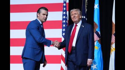 Hegseth y Trump se congratulan tras sus discursos a generales y almirantes