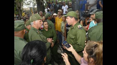 El Presidente cubano recorrió zonas afectadas por el huracán Melissa