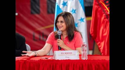 Rixi Moncada lidera las intenciones de voto