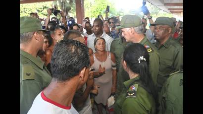El mandatario visitó también el centro de evacuación instalado en la escuela Batalla de Guisa.