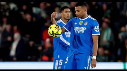Un frustrado Kylian Mbappe mira la pelota mientras el Real Madrid no puede pasar de un empate a dos contra el Elche.