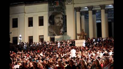 Ciertamente Fidel siempre estará aquí, caminando entre nosotros, inspirando esperanza.