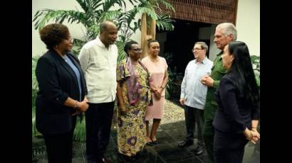 Durante las celebraciones, el Presidente cubano sostuvo un cálido intercambio con representantes del cuerpo diplomático angolano