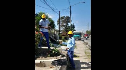 Técnicos pineros de ETECSA restablecen las comunicaciones en Santiago de Cuba.