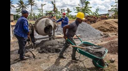 Presidente de Cuba saluda a los constructores del país en su día