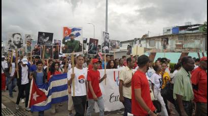 Cientos de santiagueros en vibrante peregrinación desde la Plaza de la Revolución Antonio Maceo hasta el Cementerio Patrimonial