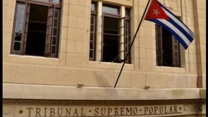 En ambos procesos contra Gil Fernández, se aplicaron sanciones accesorias de confiscación de bienes y prohibición del ejercicio de funciones
