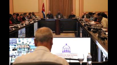 Presidente cubano encabeza debates en comisiones parlamentarias