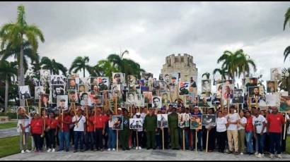 Cubanos rinden homenaje a Fidel en aniversario de su sepelio