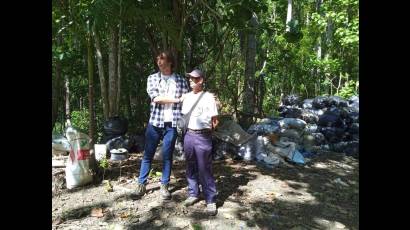 Yusniel (a la izquierda) asegura que el proyecto debe ser sostenible desde el inicio y crear todas las bases para que sea perdurable en el tiempo