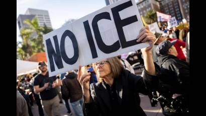 NO ICE dicen en Los Angeles durante manifestación