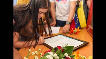 Homenaje a combatientes caídos en defensa de la soberanía del pueblo venezolano