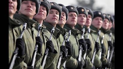 Militares rusos en formación antes de partir hacia la operación militar especial en Ucrania