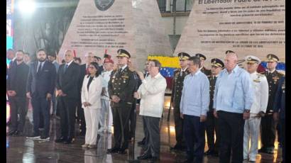 El canciller de Cuba Bruno Rodríguez acompaña a Delcy Rodríguez en la Academia Militar