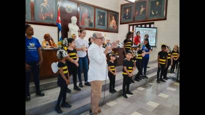 El director de la agrupación infantil, Tim Cremata, invitó a los presentes a disfrutar de un breve espectáculo de La Colmenita, preparado para la ocasión.