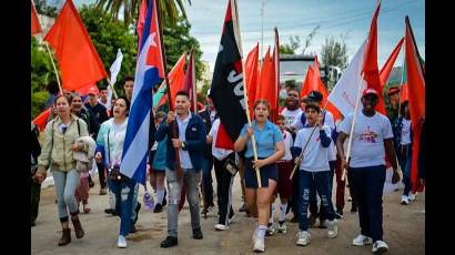 Con la enseña nacional en alto y consignas de respaldo a Venezuela llegaron a la provincia cuna de Fidel y Raúl los jóvenes que rememoraron el trayecto de la histórica ruta