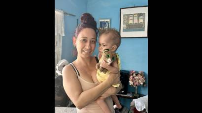 «Mi hijo es un milagro», asegura la holguinera Ariannis Maylin Barrera González, quien se muestra agradecida con la ayuda brindada con la entrega del panel solar y su estación de energía.