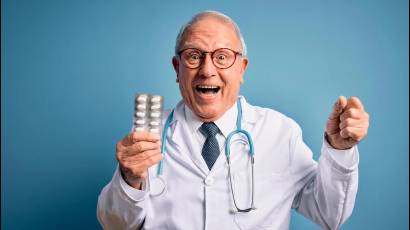 Médico con pastillas en la mano
