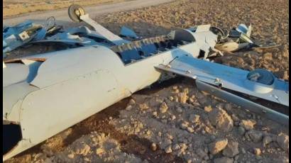 Restos de un dron agresor derribado por la defensa aérea de Irán