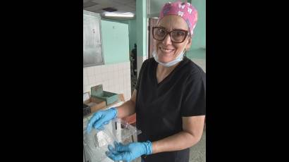 La doctora Silvia siente orgullo por haber creado un aditamento de factura nacional.