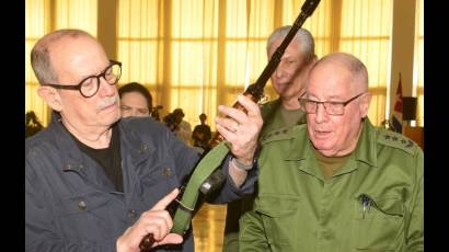 Silvio recibe el AKM que pidió: como él, millones de cubanos no le fallarán a la Patria